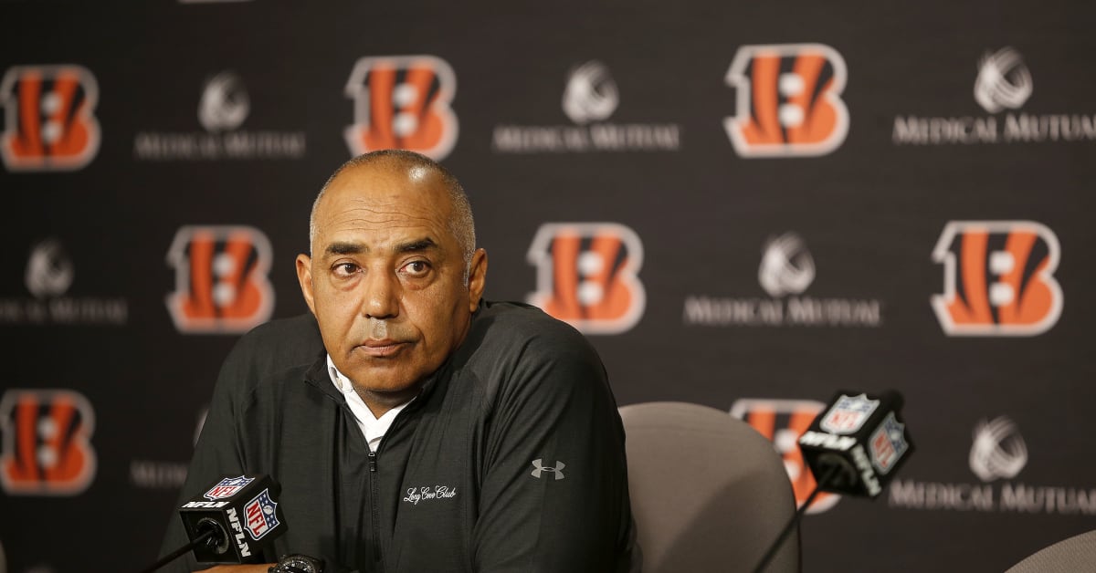 Bengals coach Marvin Lewis throws illegal challenge flag, wins