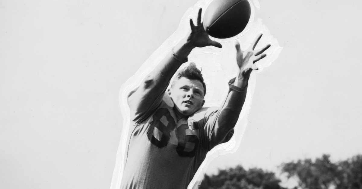 SAD NEWS: Green Bay Packers and Dallas Cowboys legend Billy Howton has ended his career at the age of 95, leaving behind a legacy that will never be forgotten. He is not only one of the greatest pass-catchers in NFL history, but also a symbol of dedication, perseverance and a love of football that defies time. On every field, Howton wrote brilliant chapters for the Packers and Cowboys, and his name will forever be remembered as part of the soul of this game... nhathung