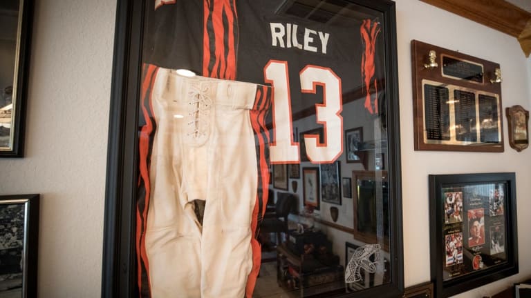 Bengals Great Ken Riley Finds A Corner In Canton With Election To Pro  Football Hall of Fame