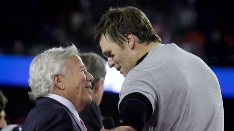 Tom Brady saluted by Patriots fans at Gillette Stadium — and