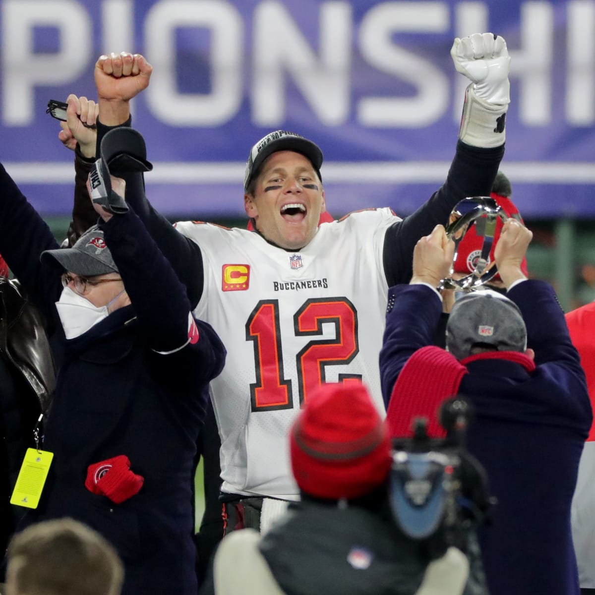 Brady Reacts to Mahomes's Supposed Near-Disaster With Lombardi Trophy -  Sports Illustrated