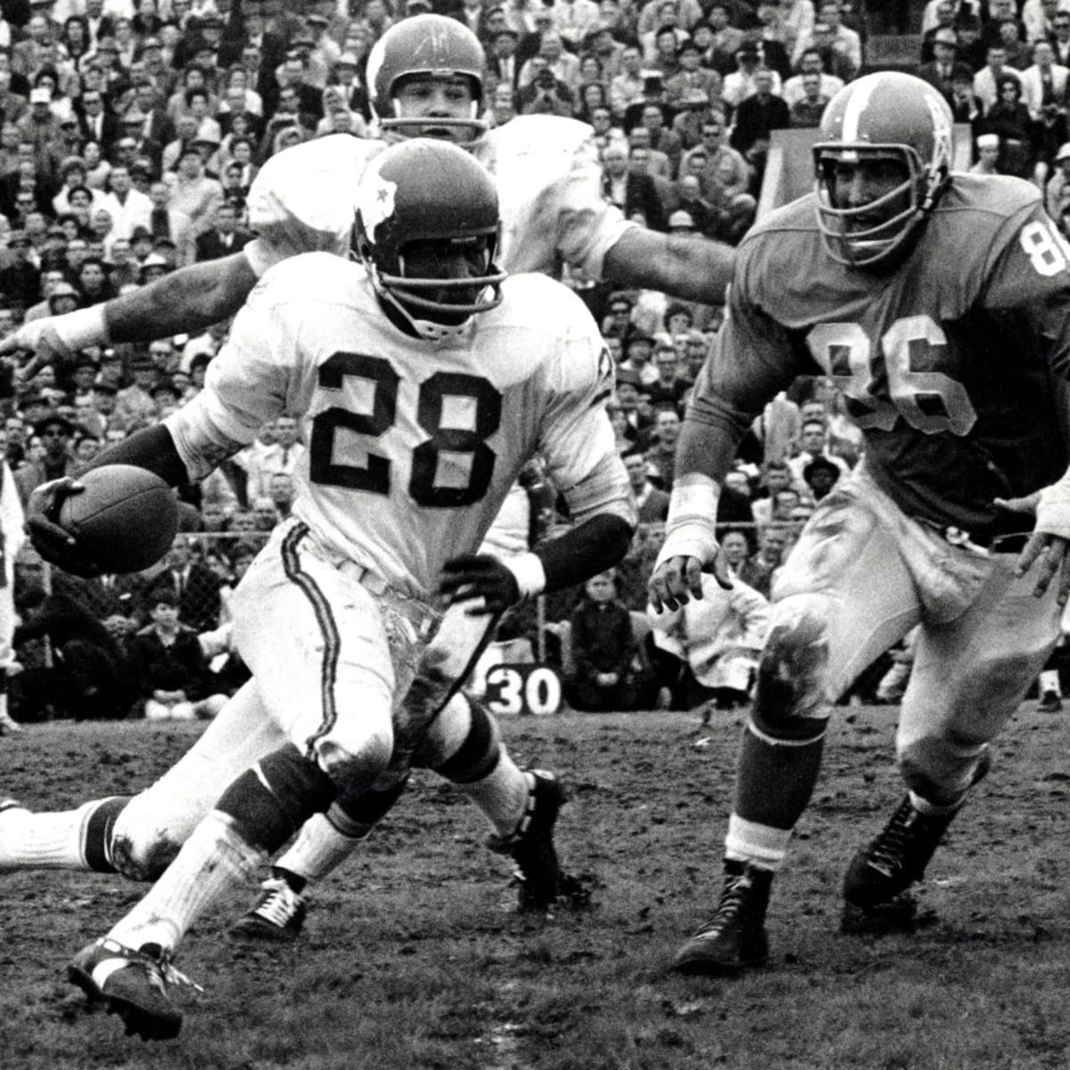 Abner Haynes of the Dallas Texans, 28, runs with the ball for seventeen  yards in the first quarter of the game against the Buffalo Bills, Sept. 30,  1962, evading an unidentified Bills