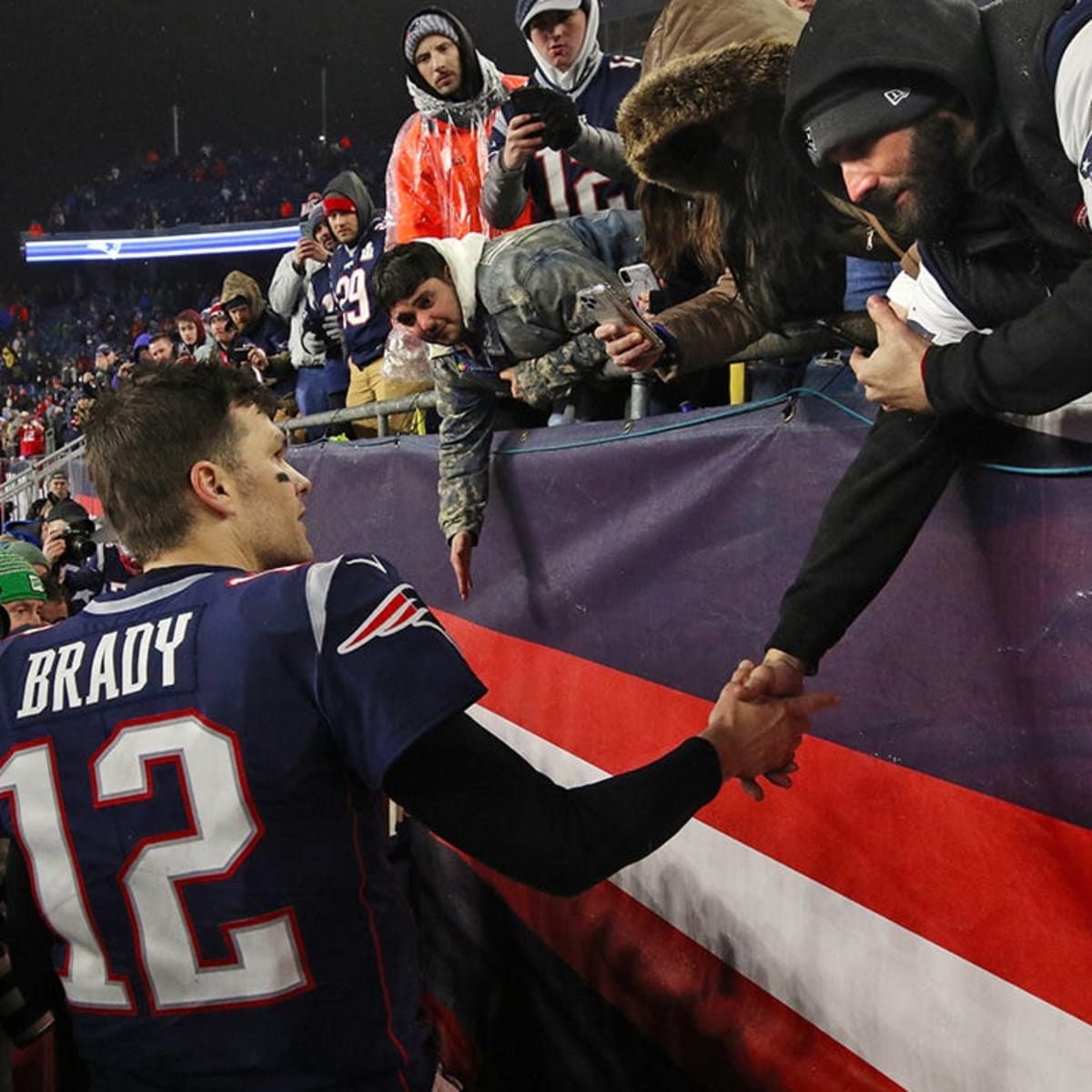 Tom Brady saluted by Patriots fans at Gillette Stadium — and