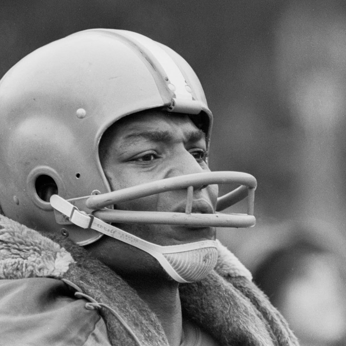 Cleveland Browns Honor Late Hall Of Famer Jim Brown With Helmet