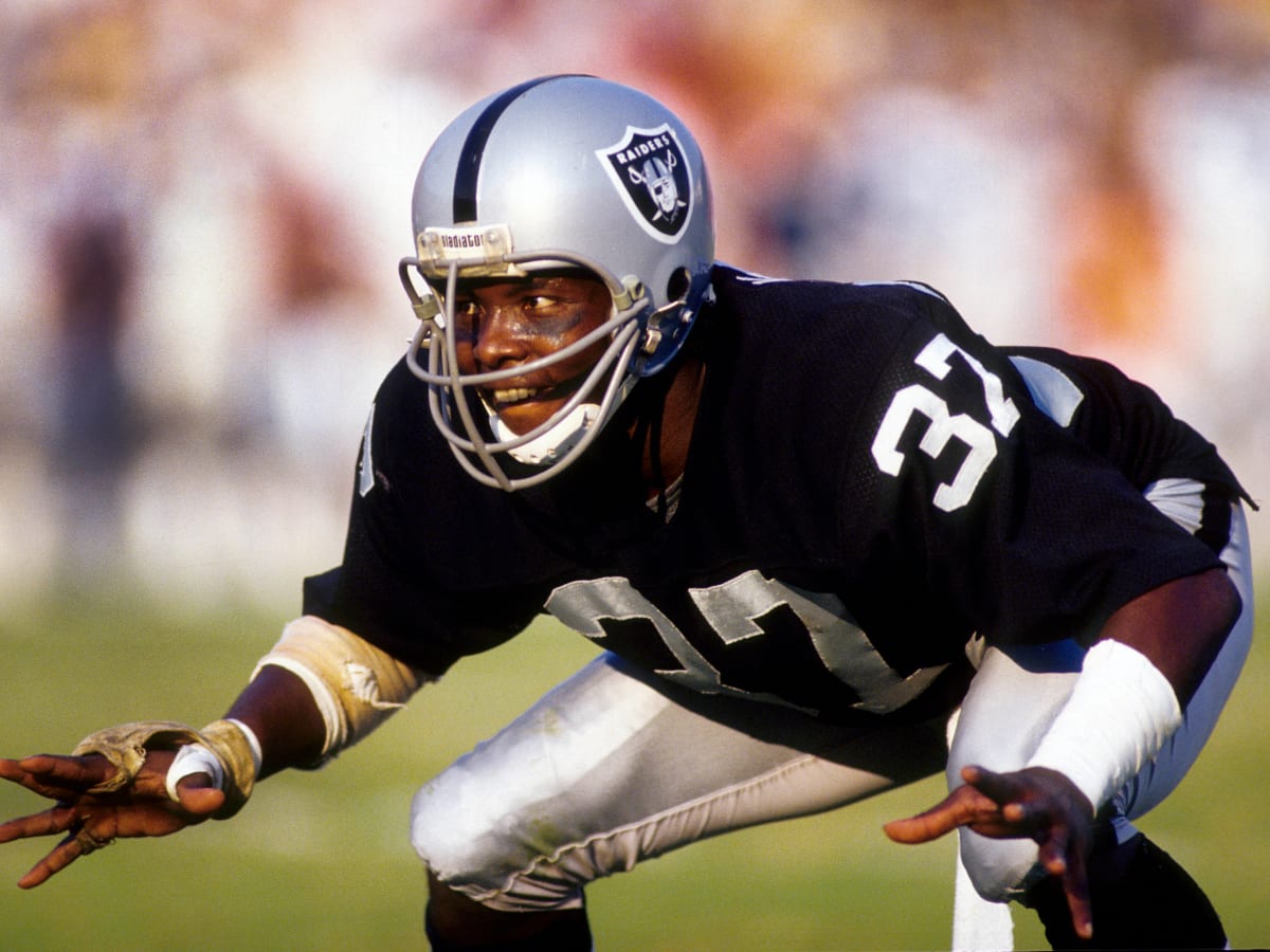 Cornerback Lester Hayes of the Los Angeles Raiders lines up across