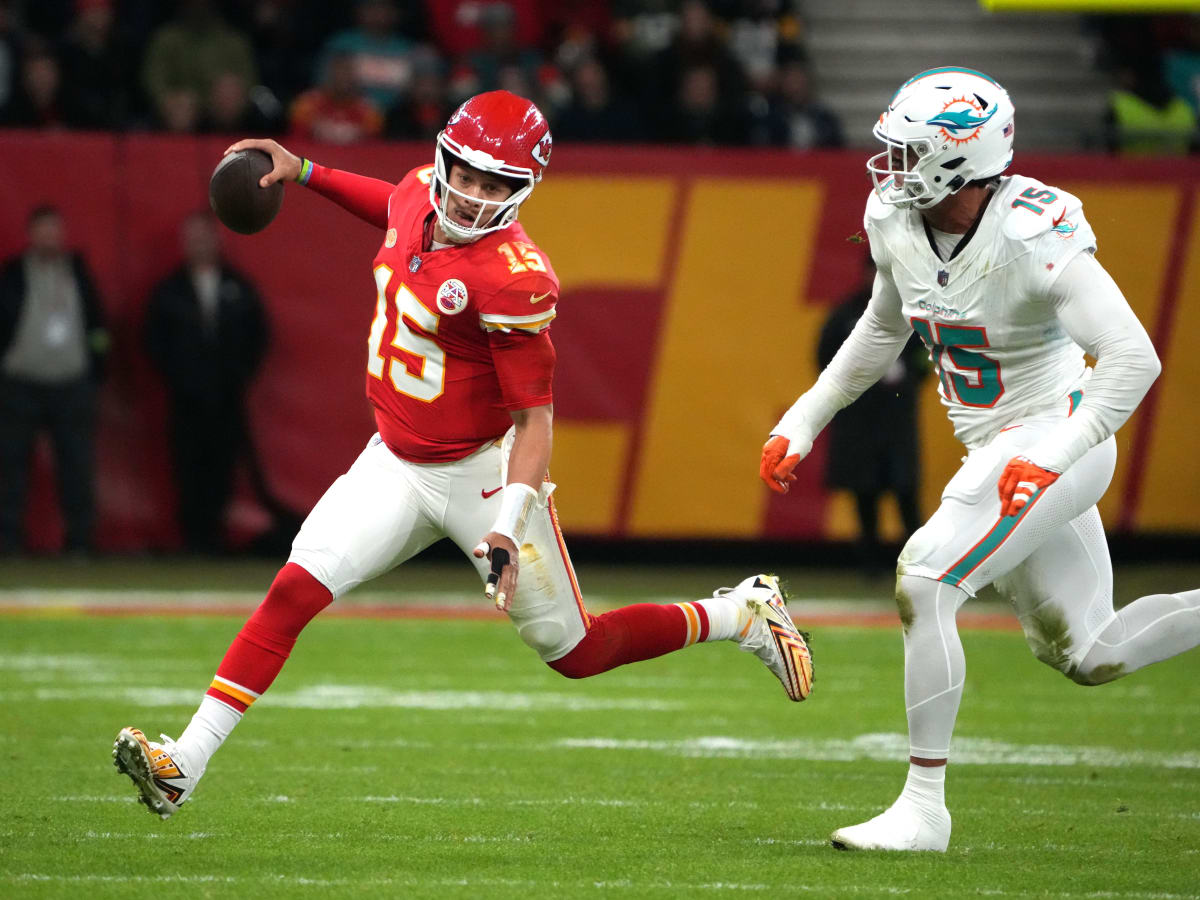 Mahomes throws 2 TDs and Chiefs hang on to beat Dolphins 21-14 in